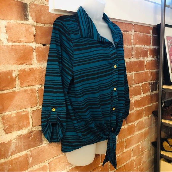 Set up 2 button up shirts with tie front - Picture 6 of 8